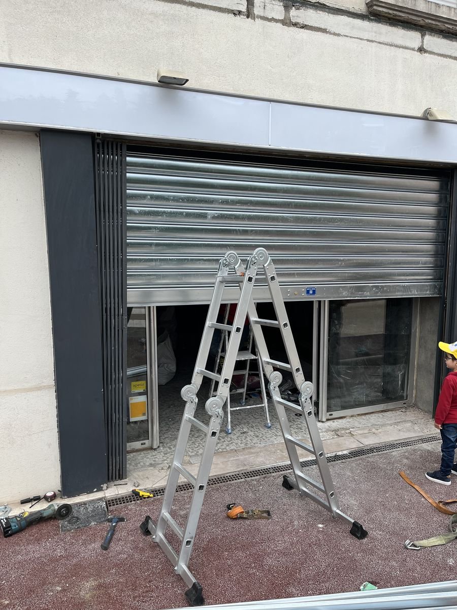 Dépannage d'un rideau aluminium de devanture