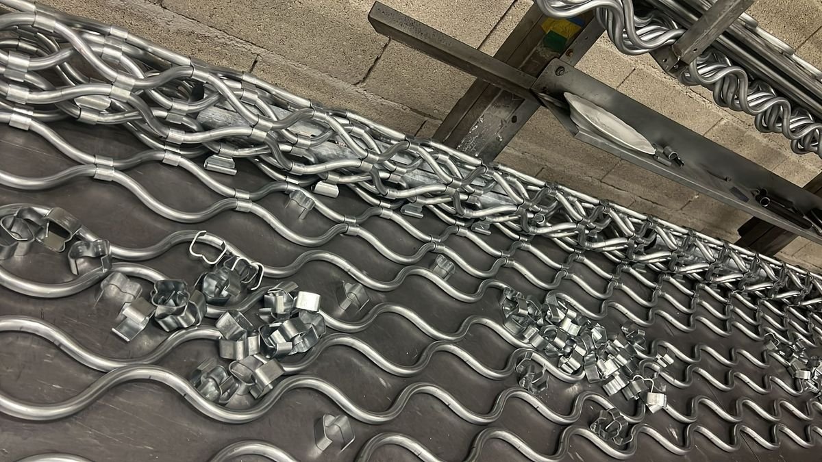 Fabrication sur mesure d'une grille à tubes ondulés en atelier