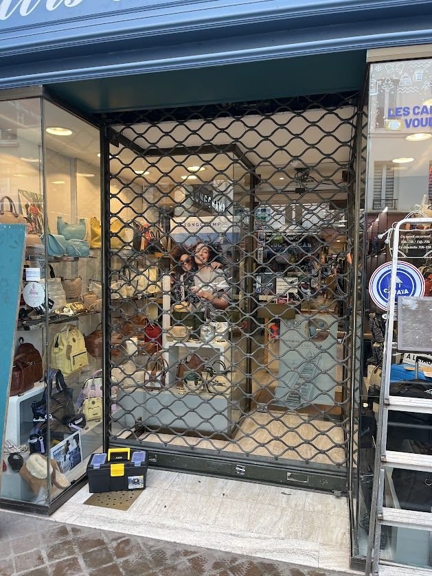 Grille extensible protégeant la vitrine d'une boutique