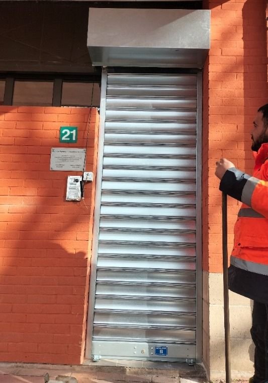Rideau métallique à lames pleines installé et réglé par nos techniciens