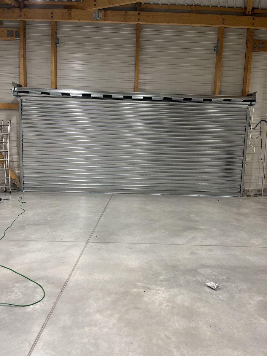 Rideau métallique posé sur un garage-hangar