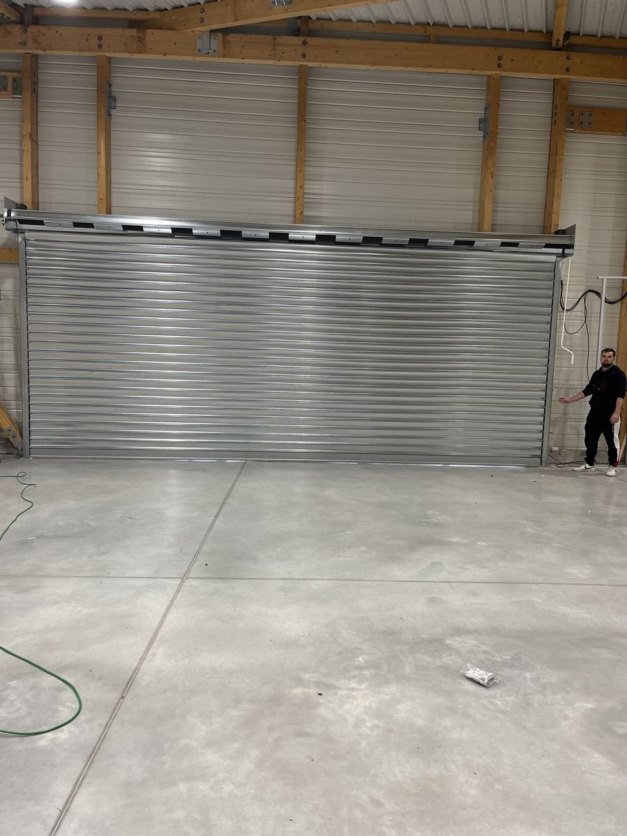 Rideau métallique de grande largeur assemblé et testé avant la pose