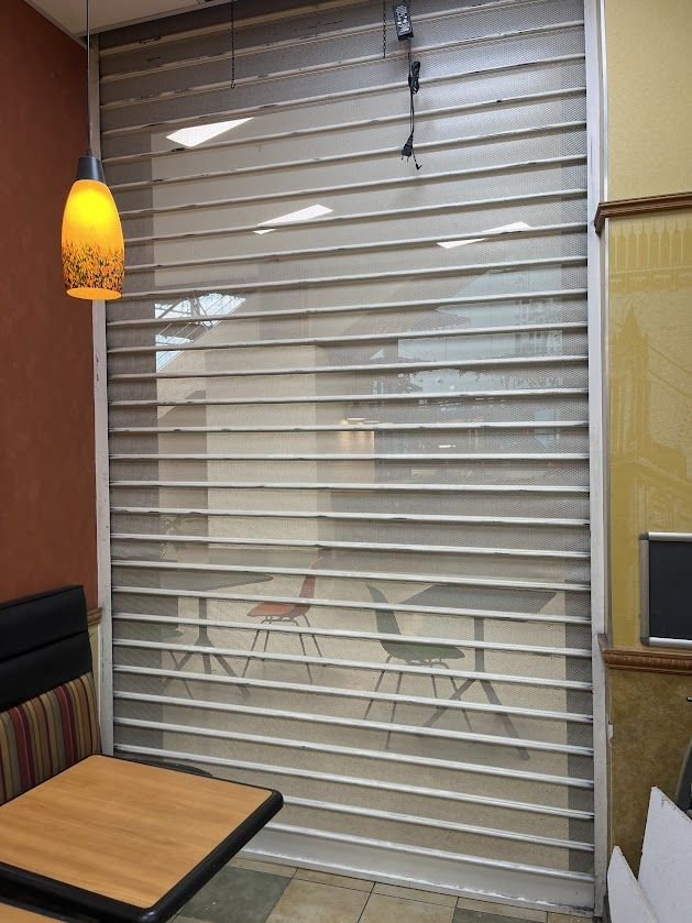 Rideau à lames micro-perforées installé pour un restaurant