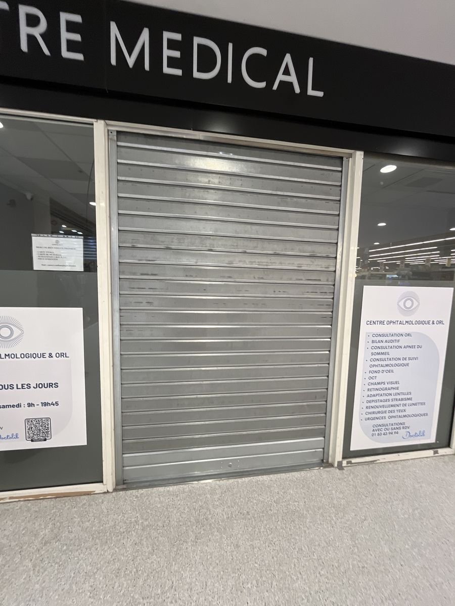 Rideau micro-perforé posé à l'entrée d'un centre médical