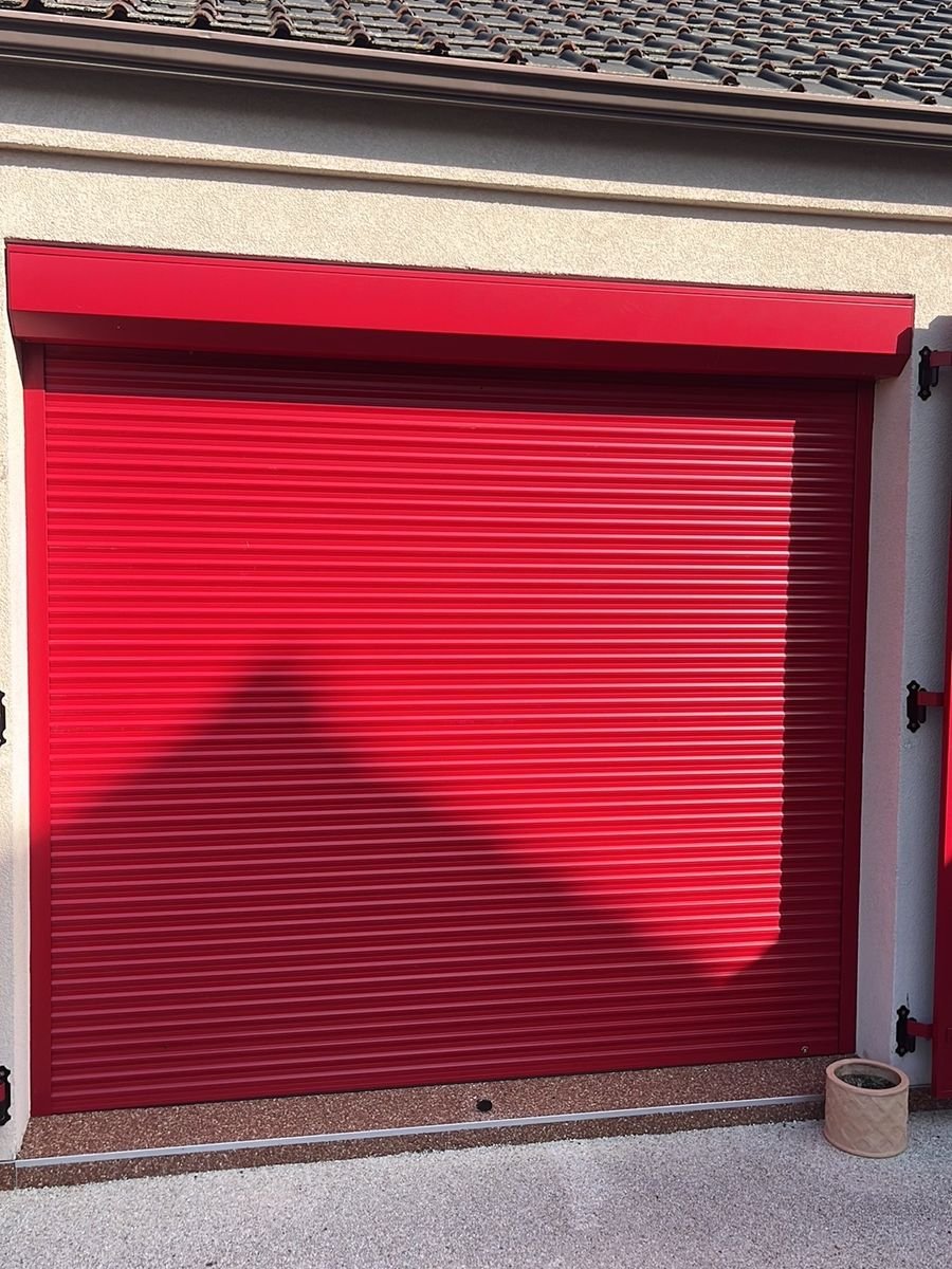 Porte de garage enroulable rouge installée